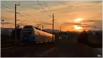 Begegnung bei Sonnenuntergang - 4024 120 f�hrt als R 4221 nach Unzmarkt, w�hrend in der Gegenrichtung 1116 056 mit IC 530 unterwegs war.
Zeltweg 3.4.2012