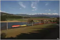 Vorbei am Furtner Teich, zieht 1144 078 den G�terzug 55056 von Villach nach Wien Zvbf. 
Mariahof-Vockenberg  3.4.2012