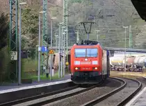 185 185-6 von Railion f�hrt durch Linz am Rhein mit einem gemischten G�terzug aus Richtung K�ln und f�hrt in Richtung Koblenz am 3.4.2012.
