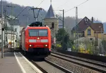 185 130-2 DB f�hrt durch Linz am Rhein mit einem Winner-LKW-Zug aus Koblenz und f�hrt in Richtung K�ln bei Sonnenschein am 3.4.2012.