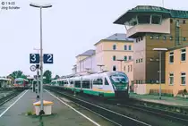 VT 11 f�hrt am 1.9.03 mit zwei weiteren Arriva-Desiros als RB nach Regensburg am Fahrdienstleiterstellwerk in Weiden vorbei.
