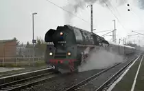 01 0509 durcheilte im sr�menden Regen mit ihrem Sonderzug aus Cottbus nach Dresden den Hp. Radebeul-Naundorf Richtung Dresden.
