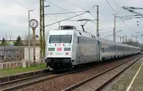 101 028 bef�rderte am 31.03.12 den EC 171 durch Radebeul-Naundorf Richtung Dresden.