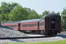 Um den Zug zu drehen, bef�hrt er ein Gleisdreieck auf dem TVRM-Gel�nde. Mit den Wagen voraus geht es r�ckw�rts durch den zweiten Teil des Dreiecks (Chattanooga, 30.5.09).