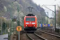185 148-4 DB kommt durch Leubsdorf am Rhein mit einem Contanierzug aus Richtung Koblenz und f�hrt nach Aachen-West �ber K�ln bei Sonnenschein am 3.4.2012.