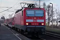 143 157 bringt am 01.04.2012 den RE 17479 nach Dresden-Cotta.