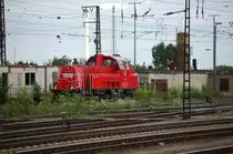 261 018-6 versuchte sich etwas hinter dem hohen Gras zu verstecken, was aber nicht gelang. Ihr Schwester hinter dem Schonstein, machte es da schon besser. 15.07.2011, Gro�korbetha