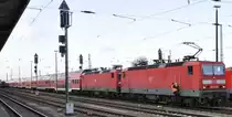 Zweimal BR 143 mit �berf�hrungszug aus Dresden zum DB-Werk Cottbus; Bf. Cottbus, 18.02.12