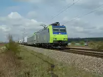 Die 485 003-8 der BLS ist mit ihrer Rola auf dem Weg von Freiburg (Breisgau) Gbf nach Navara, welche Sie bis Domodossola bringen wird. Dort �bernimmt den Zug dann bis an das endg�ltige Ziel eine Re 474 (BR 189 SBB).
Das Bild entstand am 04.04.12 bei H�gelheim.