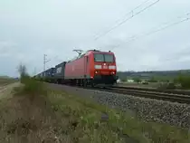 Die 185 017-1 ist am 04.04.12 mit einem KLV-Zug in Richtung Basel unterwegs. In K�rze wir sie den Bahnhof M�llheim/Baden durchfahren.
