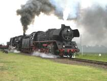 41 1231 und 52 8184 ziehen einen Fotog�terzug �ber den Ablaufberg in Sta�furt, 27.05.06