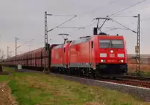 Mit einer Fuhre Massengutwagen kommen die beiden Loks 185 378-7 und 185 201-1 bei Allerheiligen am Freitag den 30.3.2012 in Richtung K�ln am Fotografen vorbei gefahren.