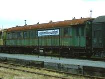 Wundersch�ne aber ziemlich verrostete alte Reisezugwagen in Sta�furt, 27.05.06