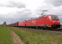 Bei Allerheiligen kommen die 185 280-5 und die 185 380-3 mit einem Massengutwagenganzzug in Richtung K�ln gefahren am Samstag den 7.4.2012