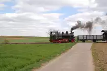 Lok Nr. 20 auf dem Weg nach Birgden an einem Feldweg�bergang am Sonntag den 8.4.2012 und wie man sieht bei bestem Osterwetter......