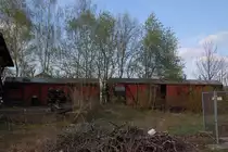 Im ehemaligen Bahnhof Dremmen an der Strecke von Lindern nach Heinsberg stehen noch zwei Bahnhofswagen die mal in Heinsberg Bf ihr Dasein fristeten.....sie sind genau wie das ehemalige Bahnhofsgeb�ude dem Verfall preisgegeben. Ostersonntag den 8.4.2012 
