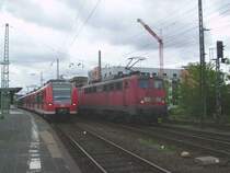 140 800,140 xxx und 139 555 machen sich an ihrem Zug in der Einfahrt zum Wormser Gbf zu schaffen.
