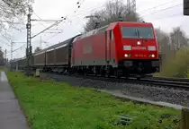 Bei usseligem Landregen kommt die 185 216-9 von Railion mit einem  Schiebewandwagenganzzug kurz vorm Bahnhof Lintorf aus Richtung Duisburg gefahren, an diesem Ostermontag den 9.April2012. Einen besonderen Gru� an den TF, der mich mit Hupe und Winken begr��te.