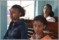 Hewan und ihre Schwester Marta sind voll gespannt auf die bevorstehende Bahnfahrt in der Holzklasse. Arbaroba (02.02.2012)