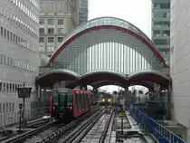 DLR (Docklands Light Railway) bei Canary Wharf. Diese Z�ge fahren vollautomatisch ohne Fahrer. Auch die Bahnh�fe sind nicht so personalintensiv, wie man es sonst in London sieht. Man muss aufpassen, dass man seine Oyster Card (Ticket-Karte) wirklich entwertet. 9.4.2012