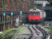 Zug der Circle Line in Earls Court. 10.4.2012