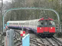 Piccadilly Line nach Heathrow - bei Osterley. Wer mit den Z�gen zum Flughafen Heathrow fahren m�chte, ist bei starker Auslastung gut beraten, einfach den letzten Wagen (Richtung Heathrow) bzw. den ersten Wagen (Richtung Stadt) zu benutzen. 8.4.2012