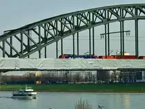 Ein neues Projekt der Verh�llungsk�nstler Christo und Jeanne-Claude? Nein, die S�dbr�cke in K�ln ist am 03.04.2012 wegen einer Baustelle mit Planen eingepackt, deshalb blieb die 482er der SBB, die mit einem Containerzug die Br�cke von der rechten auf die linke Rheinseite bef�hrt leider unerkannt.