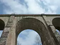 Irgendwo in der Suisse Normande, einem kleinem Gebirge nahe Caen befindet sich diese h�bsche aber leider stillgelegte Eisenbahnbr�cke �ber die Orne. Aufgenommen am 6.4.2012.