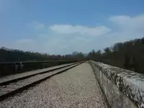 Irgendwo in der Suisse Normande, einem kleinem Gebirge nahe Caen befindet sich diese h�bsche aber leider stillgelegte Eisenbahnbr�cke �ber die Orne. Aufgenommen am 6.4.2012.