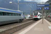 Einfahrt eines TILO der S-Bahnlinie 10 nach Locarno und Ausfahrt eines ETR 470 nach Z�rich am 07.03.12 in Bellinzona