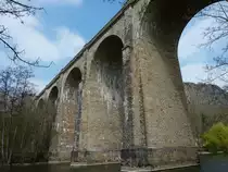 Irgendwo in der Suisse Normande, einem kleinem Gebirge nahe Caen befindet sich diese h�bsche aber leider stillgelegte Eisenbahnbr�cke �ber die Orne. Aufgenommen am 6.4.2012.
