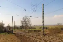 Ein Bahn�bergang an der KBS 466, mit ge�ffneter Anrufschranke in Erbach (Rhg); 04.04.2012