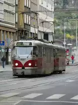8.4.2012 9:00 Triebwagen 8257 (Tatra T3) zusammen mit einem weiterer Tatra T3 Triebwagen nach N�dra�� Hostivař kurz nach der Haltestelle Dlouh� tř�da.