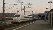 Bis Ende März 2012 kamen vereinzelt ICE 2 auf der Linie München - Berlin zum Einsatz. An einem der letzten Einsatztage steht ICE 902 nach Berlin Gesundbrunnen (Tz  Fontanestadt Neuruppin ) auf Gleis 5 im Bahnhof Saalfeld (Saale). (30.03.2012)