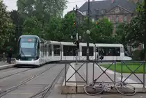 Citadis 2022 der Stra�burger Stra�enbahn an der Haltestelle R�publique am 11. Mai 2010. Die Stra�enbahnfahrzeuge fahren bestimmt besser als das Fahrrad rechts unten im Bild...