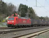 185 176-5 zieht am 10. April 2012 den Tchibo Containerzug durch Kronach in Richtung Lichtenfels.