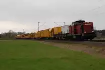203 007-0 der Bocholter Eisenbahn mit einem langem Bauzug inkl. dem Wanne-Eickel-Express (Unterbausanierungs-Schotterbettreinigungsmaschine) hier in den Feldern zwischen Scharmede und Paderborn, 10.04.2012. 
