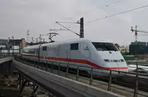 Hier 402 019-4  Hagen  als ICE557 von K�ln Hbf. nach Berlin Ostbahnhof mit 402 033-5  Ulm  als ICE547 von K�ln/Bonn Flughafen nach Berlin Ostbahnhof, bei der Ausfahrt am 6.4.2012 aus Berlin Hbf.