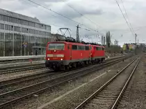 Die 111 002 und die 111 021 am 08.04.2012 bei der Durchfahrt am Heimeranplatz (M�nchen).