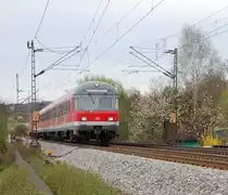  S��en  zeigt die Zugzielanzeige von diesem Karlsruher Steuerwagen, der am 10.4.2012 auf der Filsbahn bei Plochingen in Richtung Ulm unterwegs ist.