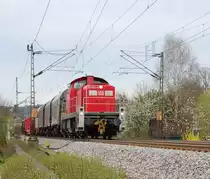 Mit einer �bergabe in Richtung G�ppingen ist 294 863-6 am 10.4.2012 auf der Filsbahn bei Plochingen unterwegs.