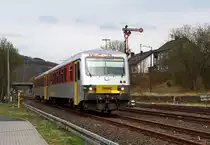 VT/VS 51 (BR 628.4) der Westerwaldbahn (WEBA) f�hrt als Ersatzverkehr f�r die Hellertalbahn, hier am 10.04.2012  kurz vor dem Bahnhof Herdorf in Richtung Betzdorf/Sieg. Der Trieb-/Steuerwagen wurden 1994 bei D�WAG unter den Fabrik-Nr. 91341/91342 gebaut.
