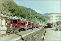 Ein Bernina Regionalzug beim Halt in Poschiavo wartet auf die Weiterfahrt nach Tirano.
Gescanntes Negativ vom September 1993 