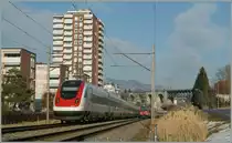 ICN nach St. Gallen und im Hintergrund ein Domino nach Biel/Bienne begegnen sich in Grenchen.
24. Februar 2012