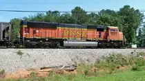 SD70MAC der BNSF, #8983, schiebt einen G�terzug auf der Hauptstrecke vorbei (Chattanooga, 30.5.09).