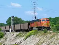 SD70MAC der BNSF, #8983, schiebt einen G�terzug auf der Hauptstrecke vorbei (Chattanooga, 30.5.09).