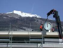 Montage der Bahnhofsuhr auf dem neuen Bahnhofsgeb�ude in Chur. 
Im Hintergrund der frisch verschneite Haldensteiner Calanda.(03.05.2006)
