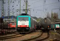 Die Cobra 2805 f�hrt mit  zwei (B)Personenwagen von Aachen-West nach Belgien am 10.4.2012.