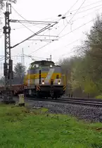 Bei Lintorf kommt am 9.4.2012 die 203 001-3 mit einem Rungewagenganzzug in Richtung S�den gefahren........