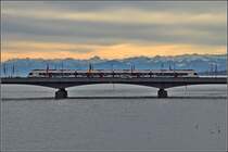 Eigentlich sollte es ein Bild ohne Hintergrund werden, aber da hatte ich die Rechnung ohne die �sterreicher gemacht. Die �sterreichischen Alpen wollten auch ins Bild... Konstanz im April 2012.